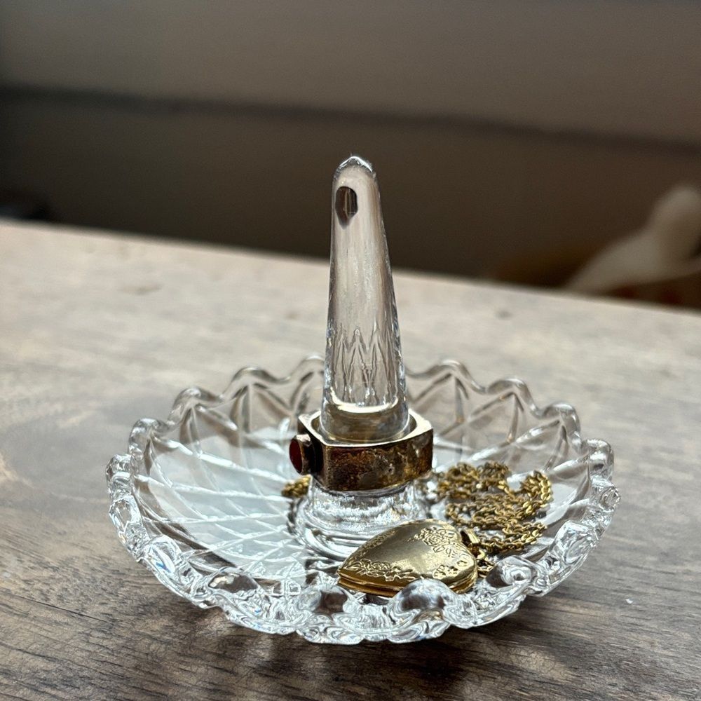🎀 Vintage 🎀 Elegant Glass Ring Holder